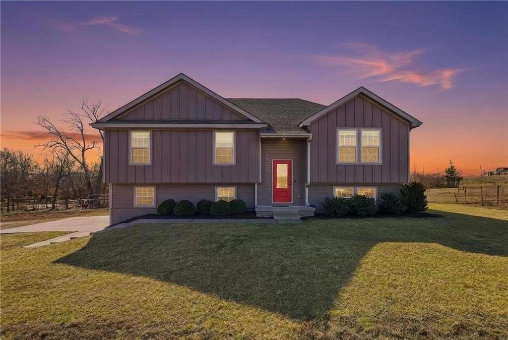 3.27 Acres of Residential Land with Home for Sale in Rayville, Missouri