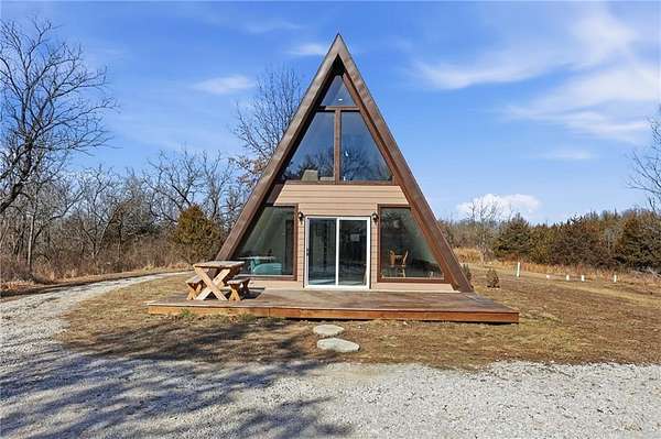 5.9 Acres of Residential Land with Home for Sale in Excelsior Springs, Missouri