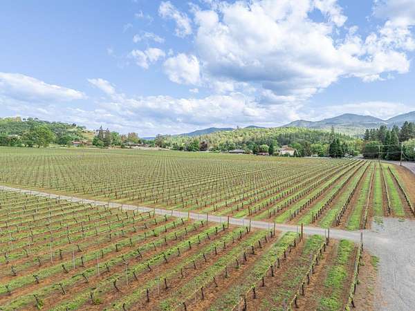 10 Acres of Commercial Land for Lease in Medford, Oregon