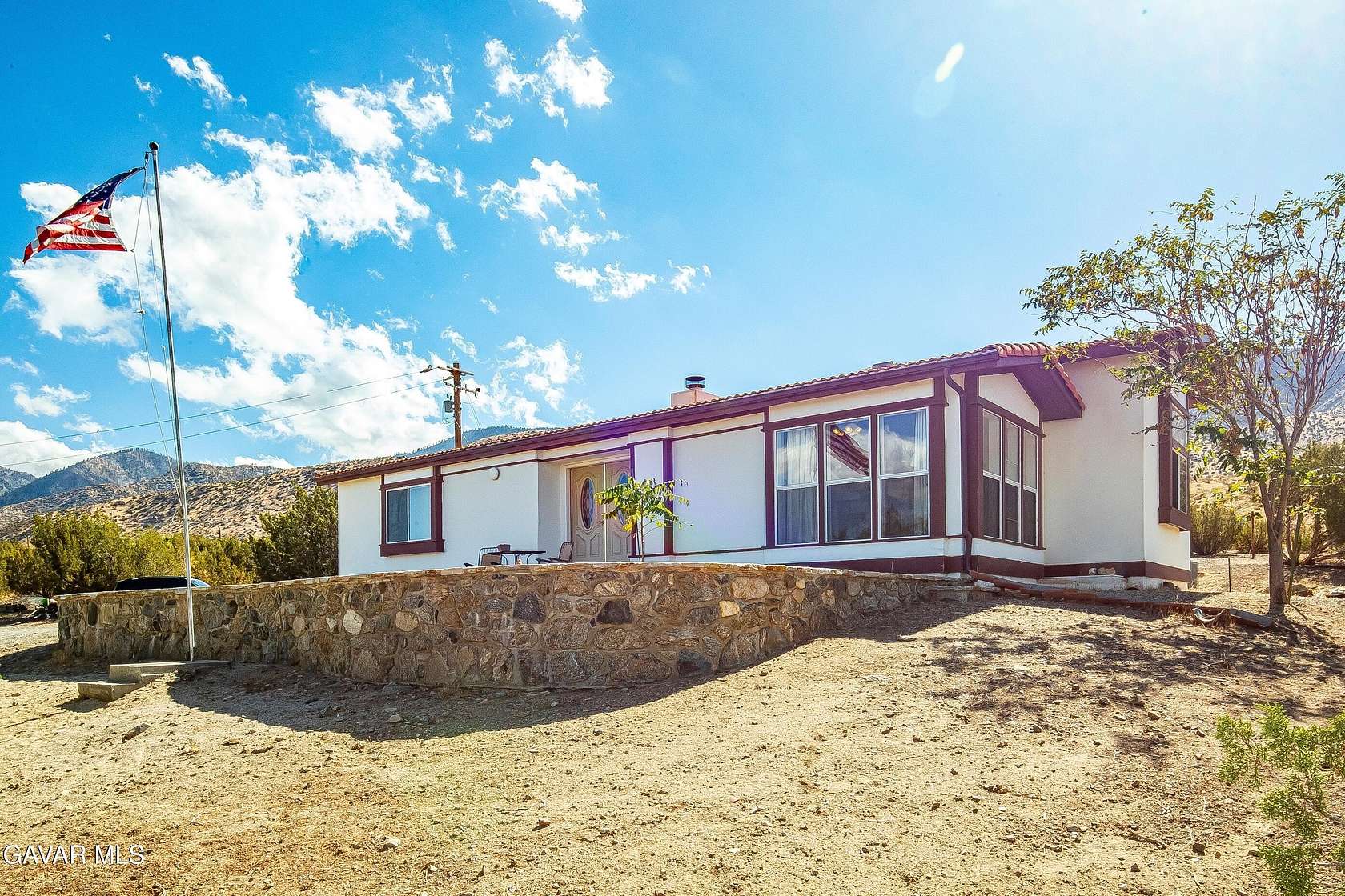 10 Acres of Land with Home for Sale in Juniper Hills, California
