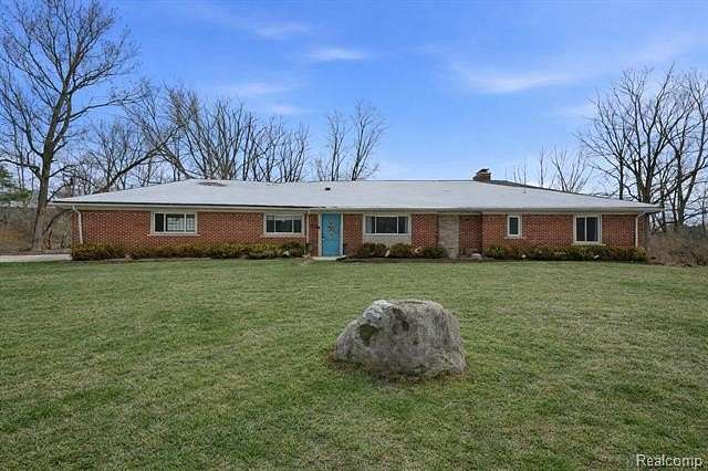 1.76 Acres of Residential Land with Home for Sale in Bingham Farms, Michigan