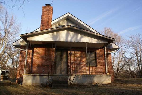 4.85 Acres of Residential Land with Home for Sale in St. Joseph, Missouri