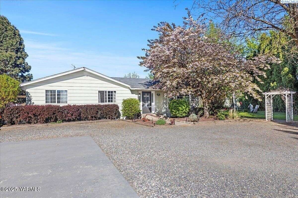 5 Acres of Residential Land with Home for Sale in Grandview, Washington