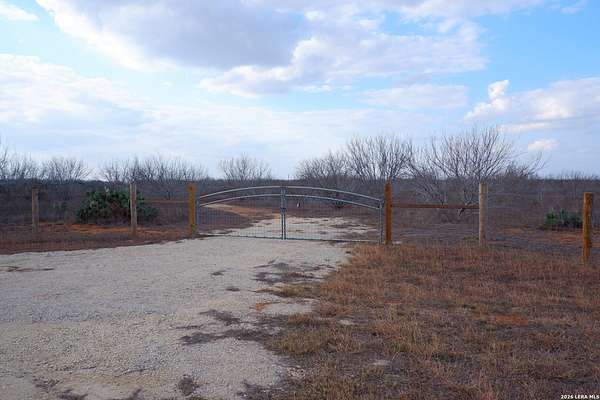 10 Acres of Recreational & Residential Land for Sale in Charlotte, Texas