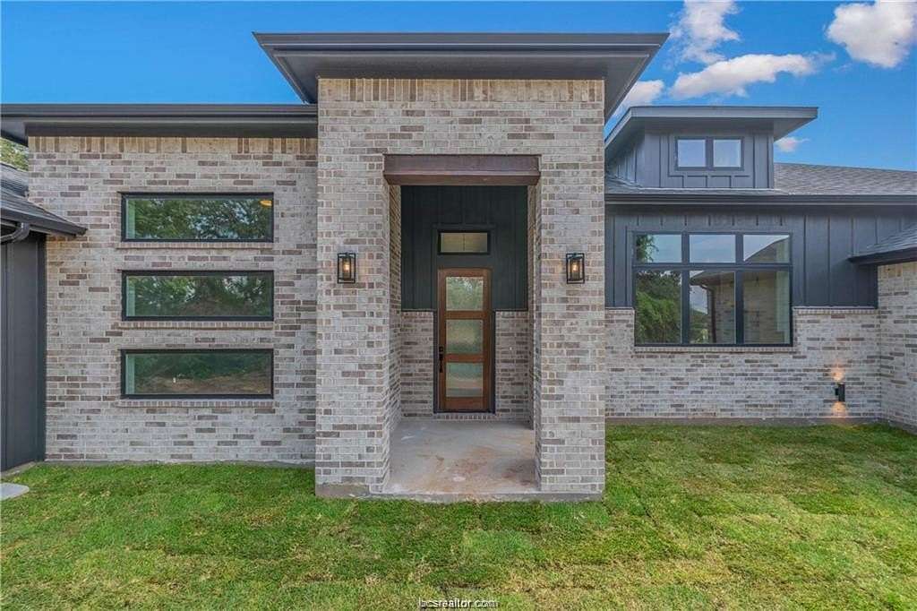 1.77 Acres of Residential Land with Home for Sale in Franklin, Texas