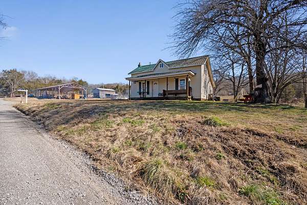 20 Acres of Agricultural Land with Home for Sale in Hartsville, Tennessee