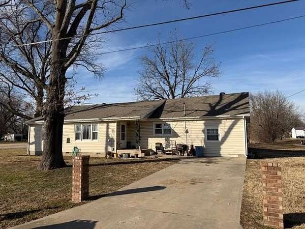 1.86 Acres of Residential Land with Home for Sale in Parsons, Kansas