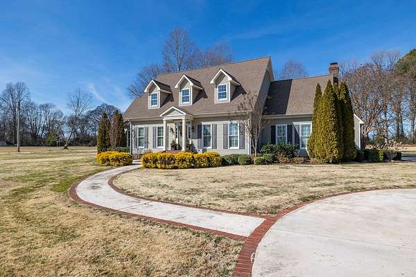 5 Acres of Residential Land with Home for Sale in Lawrenceburg, Tennessee