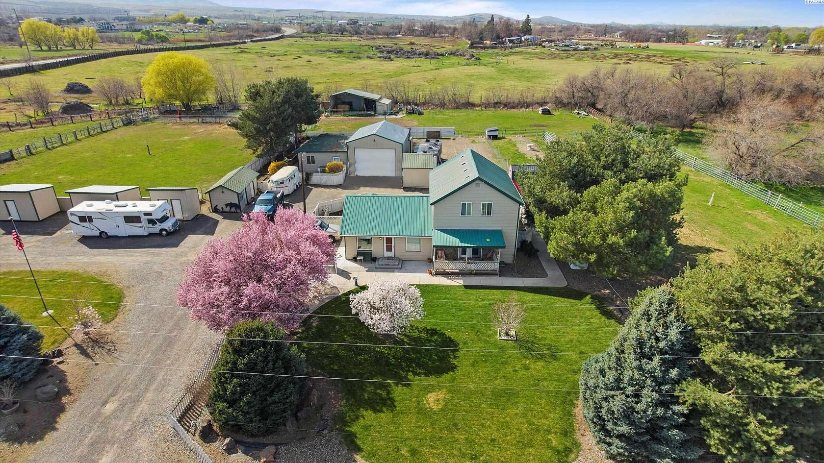 2.62 Acres of Residential Land with Home for Sale in Kennewick, Washington