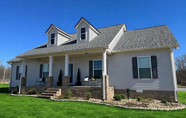 5 Acres of Residential Land with Home for Sale in Bethpage, Tennessee