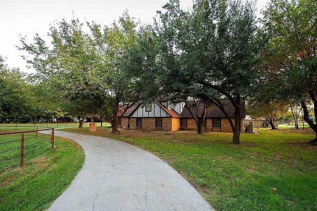 5 Acres of Residential Land with Home for Sale in Decatur, Texas