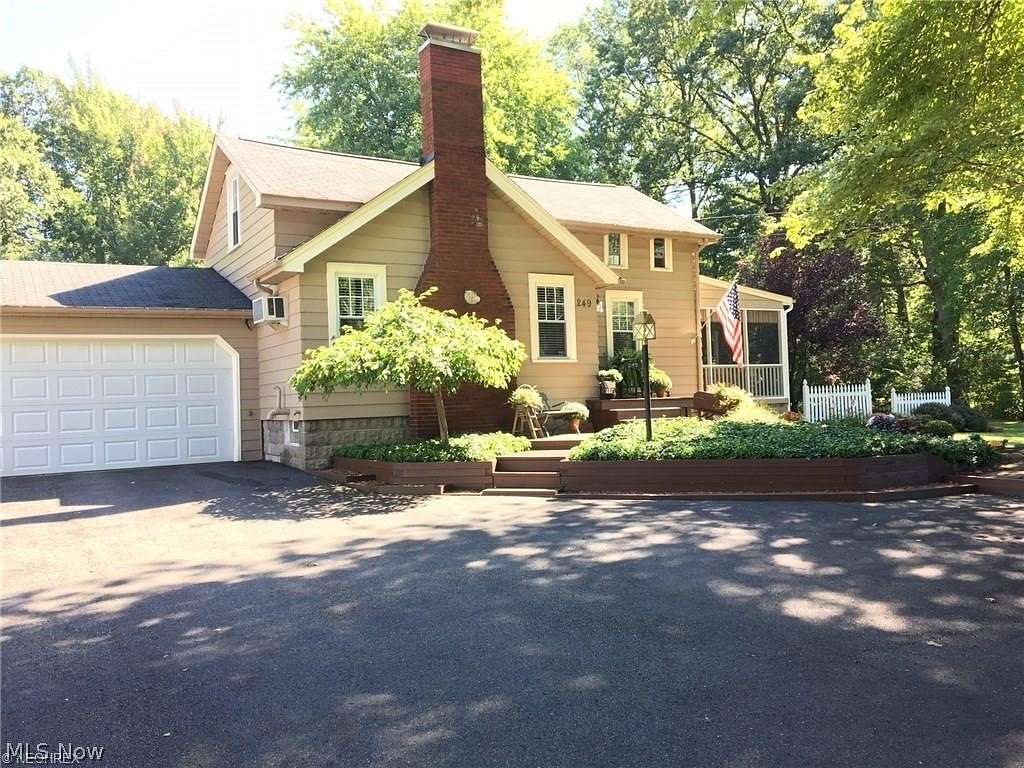 2.5 Acres of Residential Land with Home for Sale in Warren, Ohio