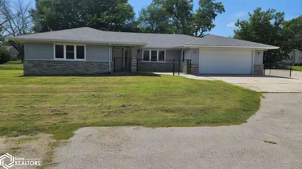 1.52 Acres of Residential Land with Home for Sale in Clarion, Iowa