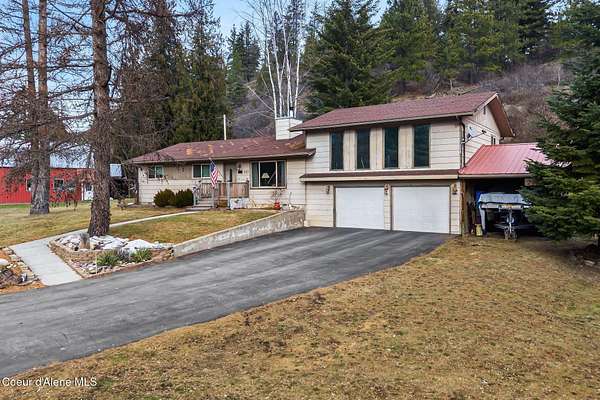 5.85 Acres of Residential Land with Home for Sale in Laclede, Idaho