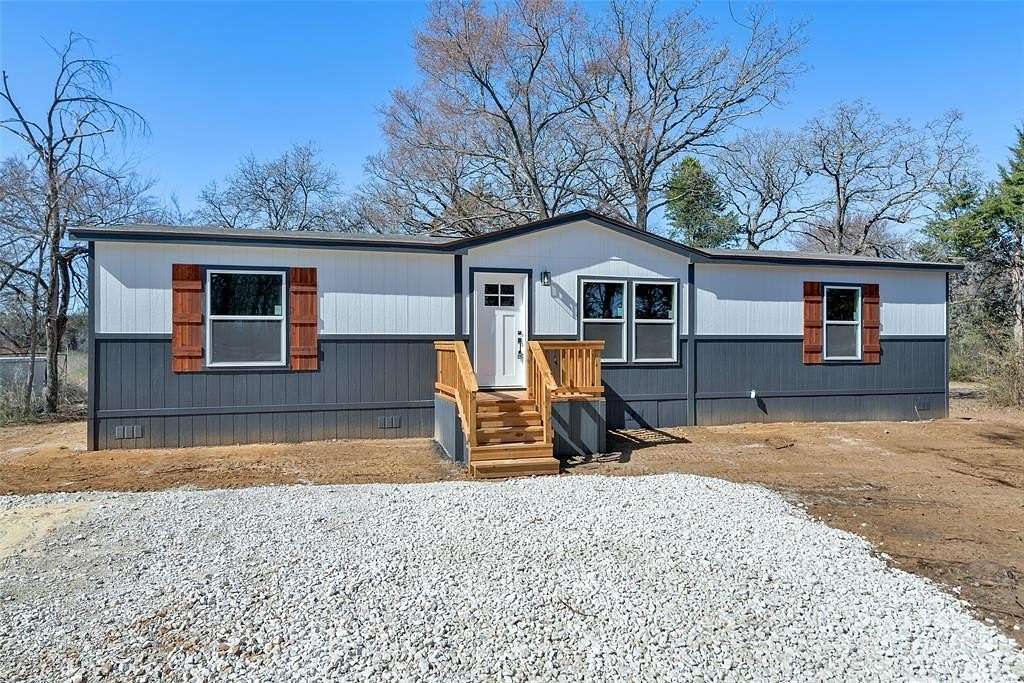 2 Acres of Residential Land with Home for Sale in Whitesboro, Texas