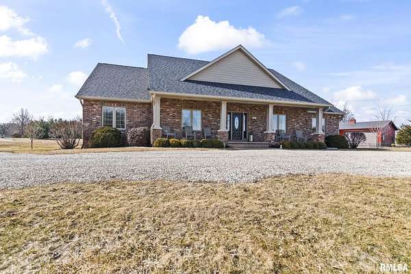 2.86 Acres of Residential Land with Home for Sale in Auburn, Illinois