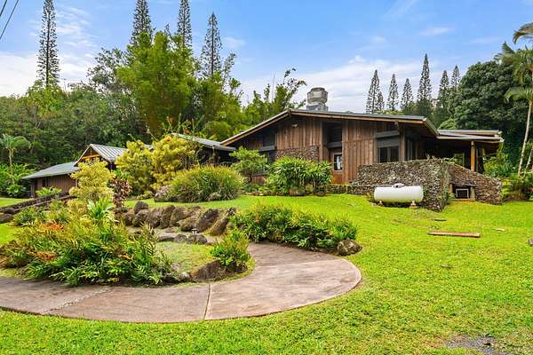 16 Acres of Land with Home for Sale in Haʻikū, Hawaii