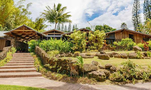 16 Acres of Land with Home for Sale in Haʻikū, Hawaii