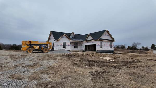 5 Acres of Residential Land with Home for Sale in Westmoreland, Tennessee