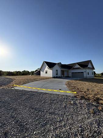 5 Acres of Land with Home for Sale in Westmoreland, Tennessee