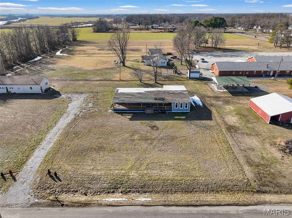 1.52 Acres of Residential Land with Home for Sale in Pinckneyville, Illinois