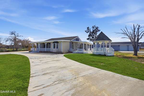 2.57 Acres of Residential Land with Home for Sale in Palmdale, California