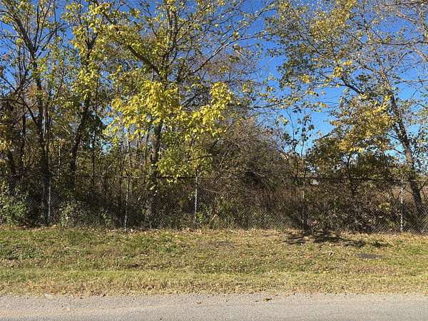 13.8 Acres of Agricultural Land for Sale in Collinsville, Texas