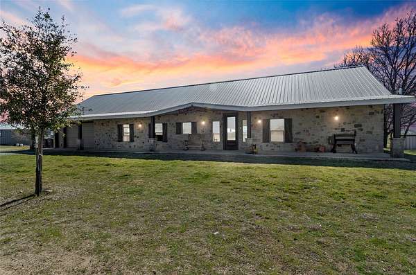 33 Acres of Land with Home for Sale in Decatur, Texas