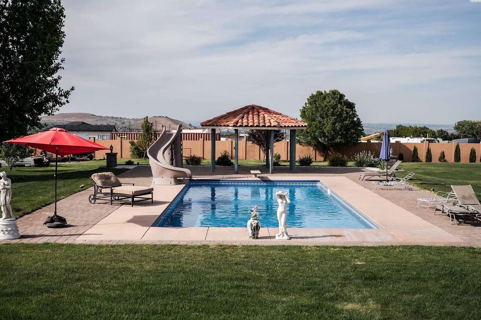 2.7 Acres of Land with Home for Sale in Kennewick, Washington