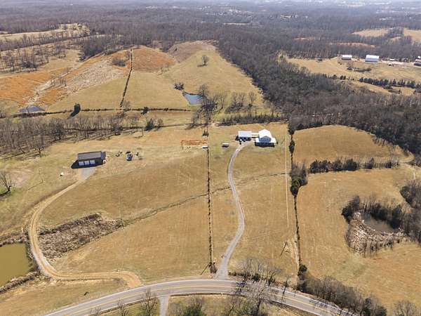 18 Acres of Land for Sale in Westmoreland, Tennessee