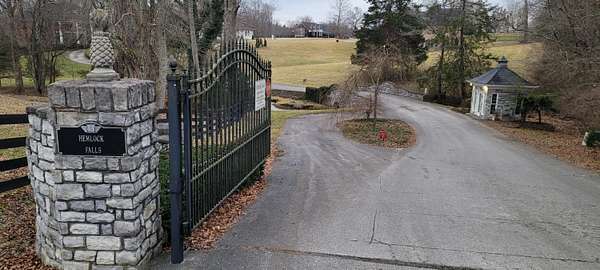 1 Acre of Residential Land for Sale in London, Kentucky