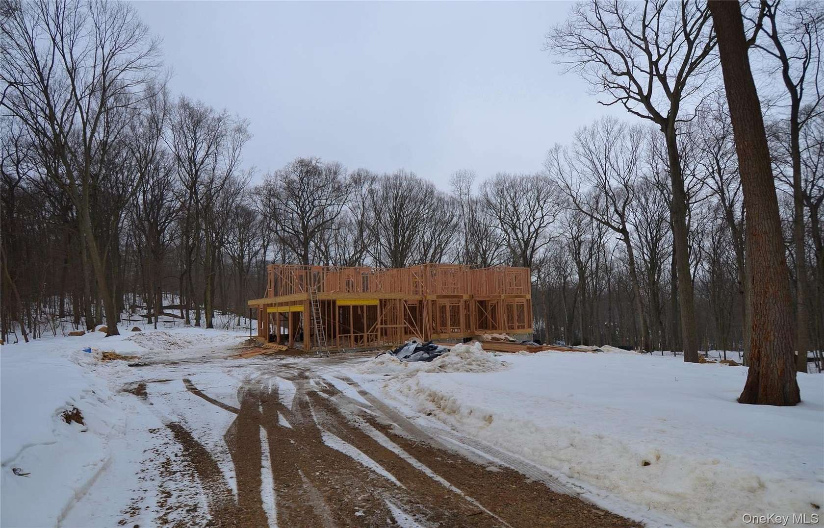 2.33 Acres of Residential Land with Home for Sale in Head of the Harbor, New York