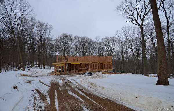 2.33 Acres of Residential Land with Home for Sale in Head of the Harbor, New York