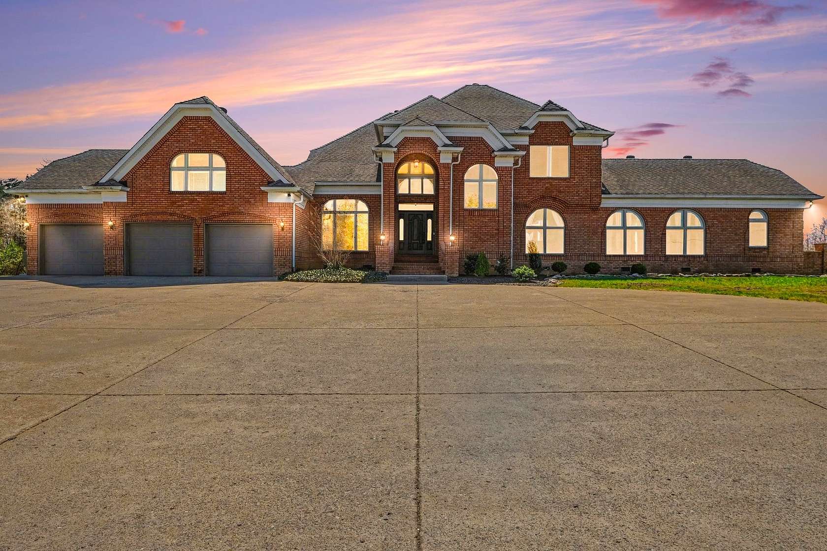 9.25 Acres of Land with Home for Sale in Bethpage, Tennessee