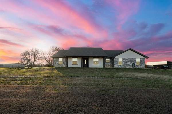 13.7 Acres of Land with Home for Sale in Moody, Texas