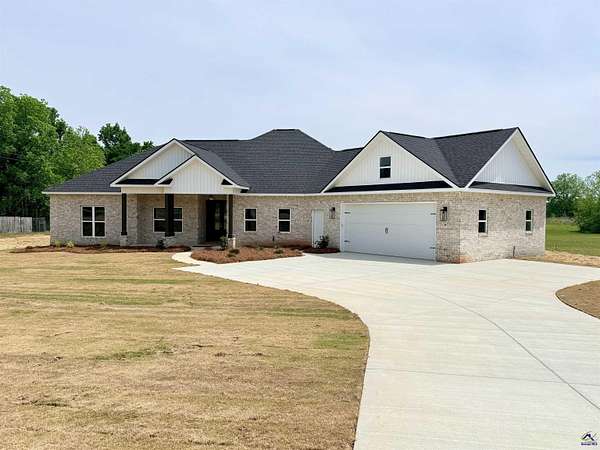 1.65 Acres of Land with Home for Sale in Byron, Georgia