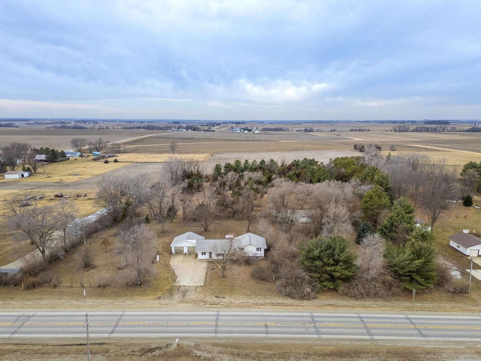 4.53 Acres of Residential Land with Home for Sale in Waterloo, Iowa