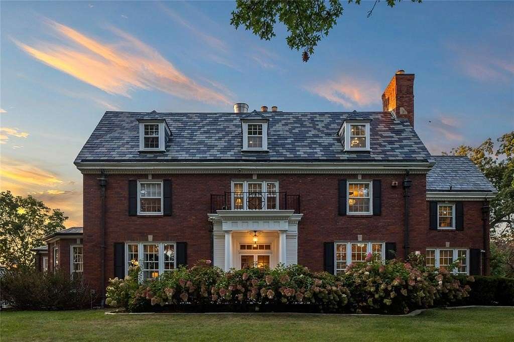 2.1 Acres of Residential Land with Home for Sale in Des Moines, Iowa