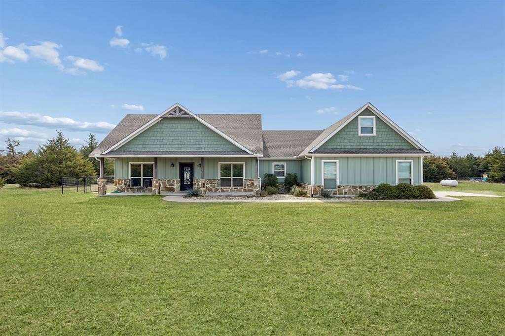 2.78 Acres of Residential Land with Home for Sale in Trenton, Texas