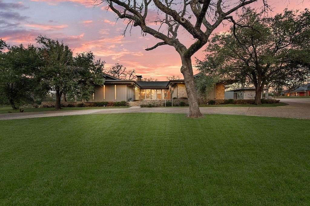 2.65 Acres of Residential Land with Home for Sale in Corsicana, Texas