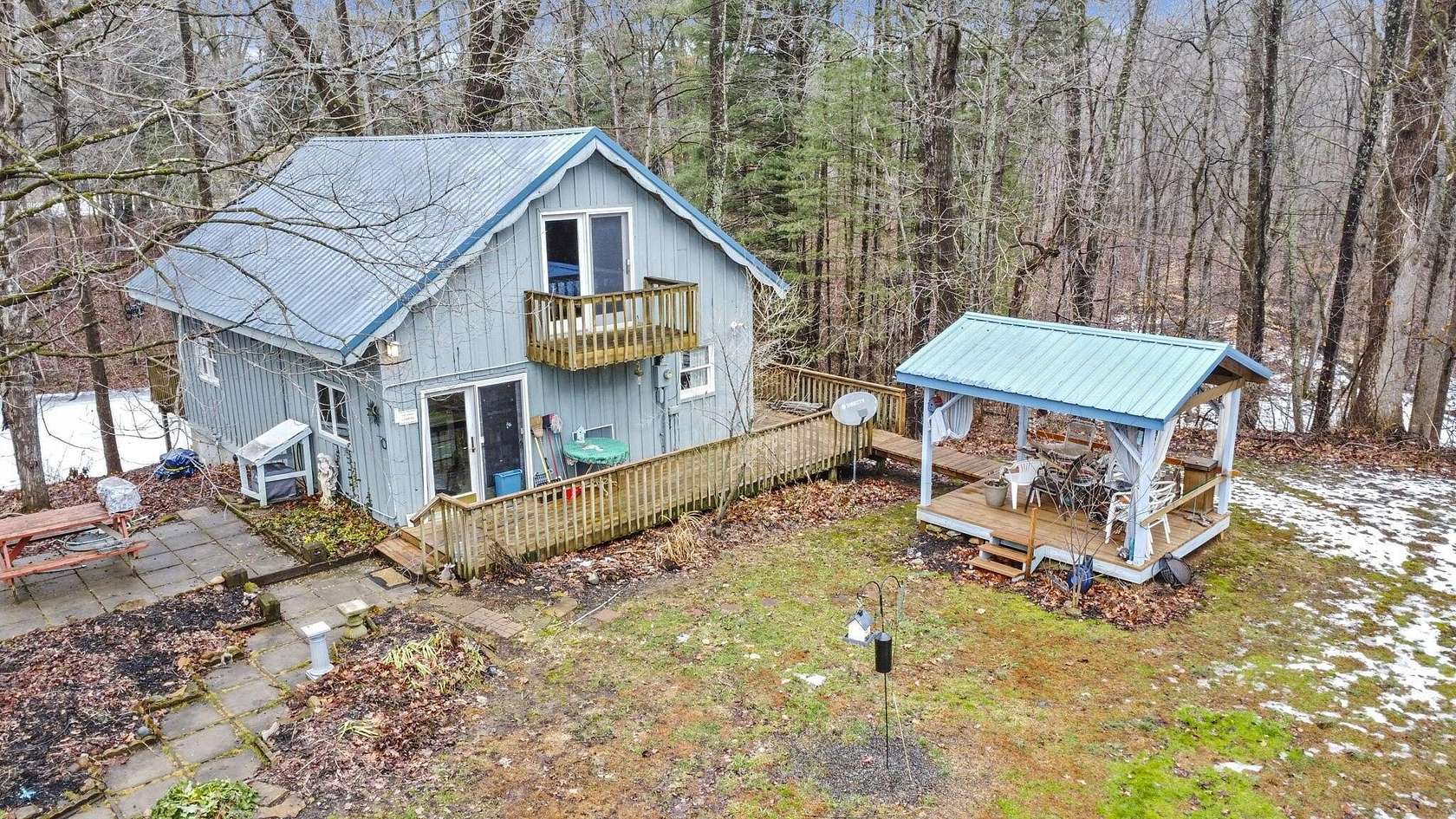 1.73 Acres of Land with Home for Sale in Rockbridge, Ohio