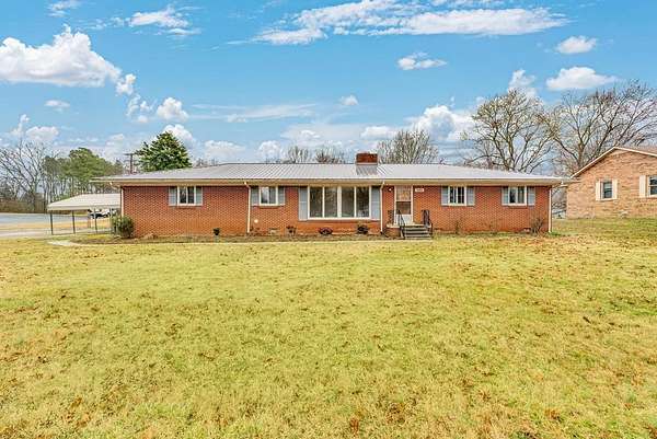 1.6 Acres of Residential Land with Home for Sale in Baxter, Tennessee