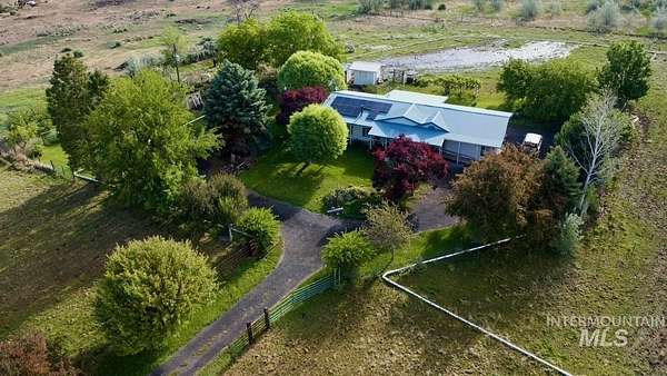 5 Acres of Residential Land with Home for Sale in Buhl, Idaho