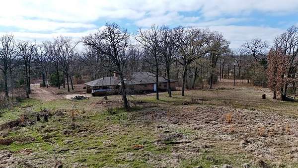 10 Acres of Residential Land with Home for Sale in Malakoff, Texas