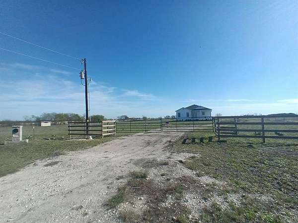 6 Acres of Land with Home for Sale in Barry, Texas