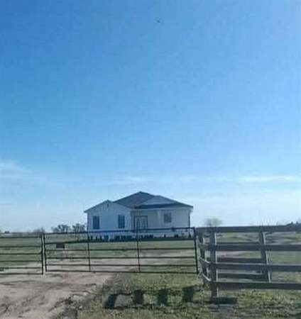 6 Acres of Land with Home for Sale in Barry, Texas