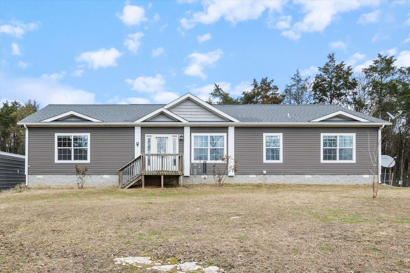 10 Acres of Land with Home for Sale in Columbia, Tennessee