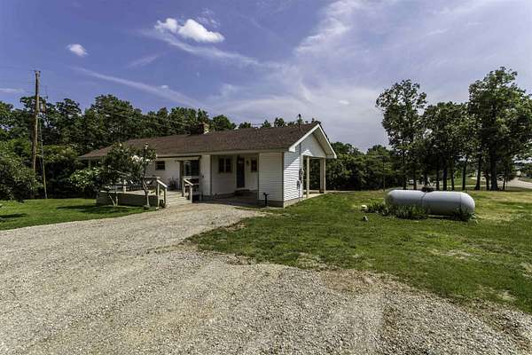 2 Acres of Improved Mixed-Use Land for Sale in Highland, Arkansas