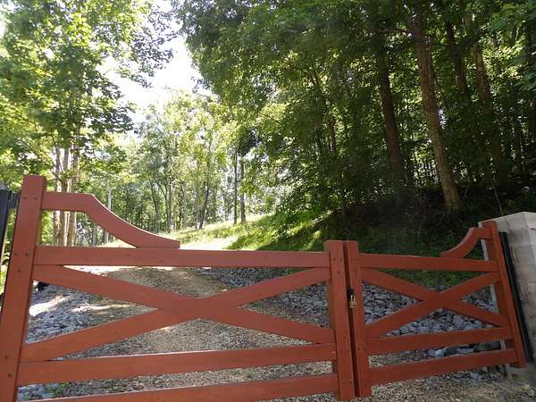 10.8 Acres of Land for Sale in Westmoreland, Tennessee