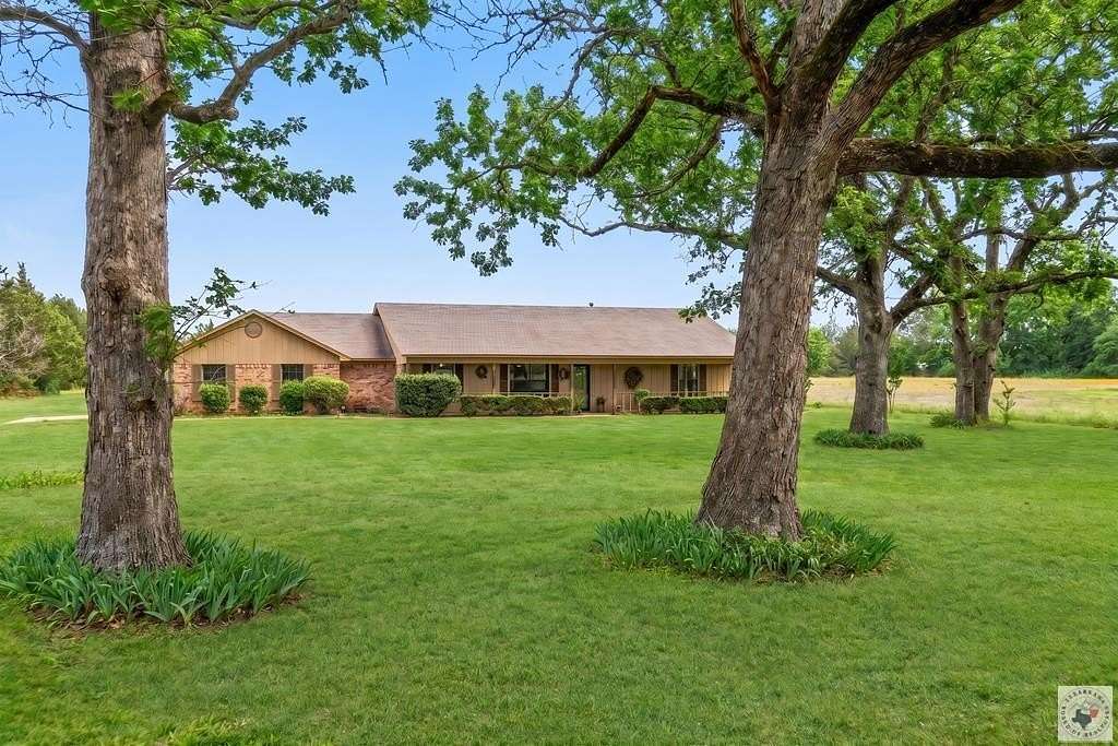 15 Acres of Land with Home for Sale in De Kalb, Texas